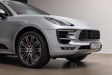 2016 Porsche Macan - Thumbnail