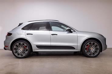 2016 Porsche Macan - Thumbnail