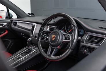 2016 Porsche Macan - Thumbnail