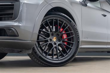 2022 Porsche Cayenne - Thumbnail