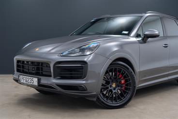 2022 Porsche Cayenne - Thumbnail