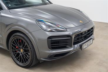 2022 Porsche Cayenne - Thumbnail