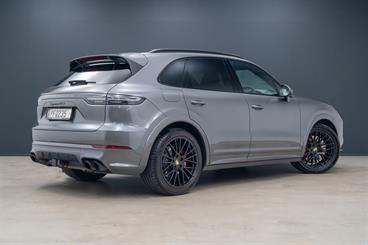 2022 Porsche Cayenne - Thumbnail
