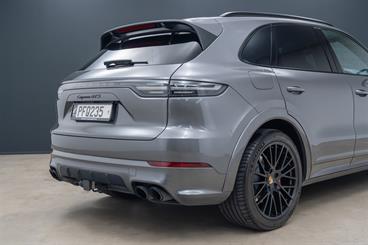 2022 Porsche Cayenne - Thumbnail