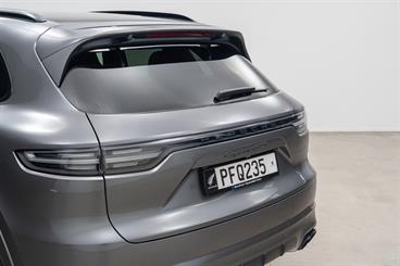 2022 Porsche Cayenne - Thumbnail