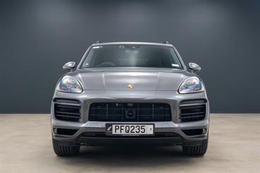2022 Porsche Cayenne - Thumbnail
