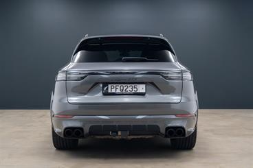 2022 Porsche Cayenne - Thumbnail