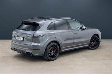 2022 Porsche Cayenne - Thumbnail