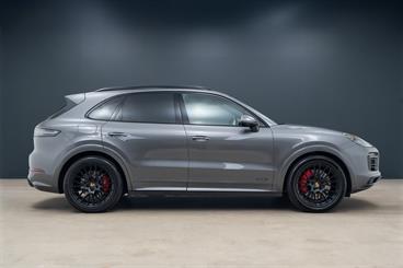 2022 Porsche Cayenne - Thumbnail