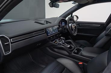 2022 Porsche Cayenne - Thumbnail