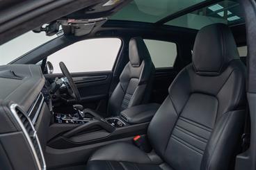 2022 Porsche Cayenne - Thumbnail