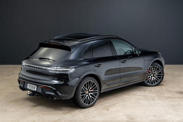 2021 Porsche Macan - Thumbnail