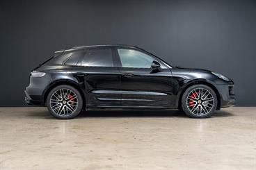 2021 Porsche Macan - Thumbnail
