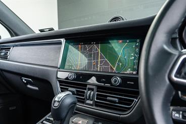 2021 Porsche Macan - Thumbnail