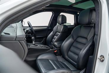 2021 Porsche Macan - Thumbnail