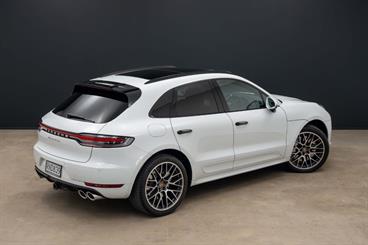 2021 Porsche Macan - Thumbnail