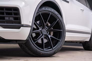 2019 Volkswagen Touareg - Thumbnail