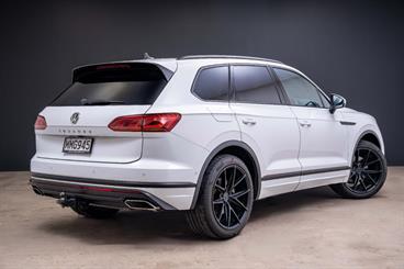 2019 Volkswagen Touareg - Thumbnail