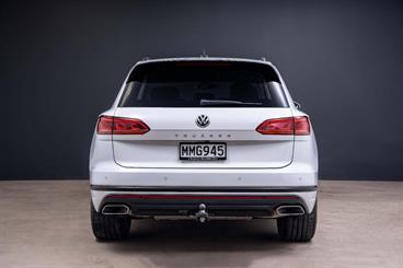 2019 Volkswagen Touareg - Thumbnail