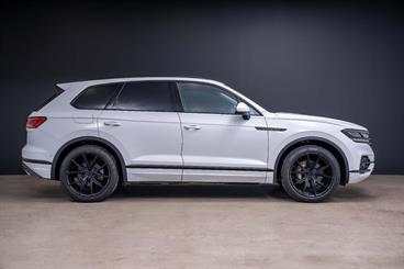 2019 Volkswagen Touareg - Thumbnail