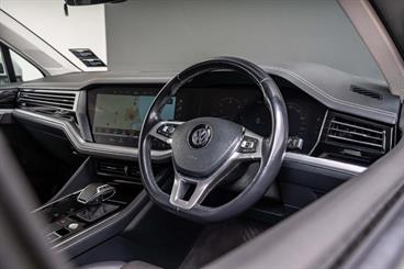 2019 Volkswagen Touareg - Thumbnail