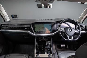 2019 Volkswagen Touareg - Thumbnail