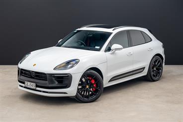 2022 Porsche Macan - Thumbnail