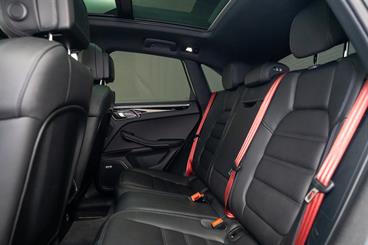 2022 Porsche Macan - Thumbnail