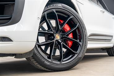 2022 Porsche Macan - Thumbnail