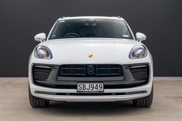 2022 Porsche Macan - Thumbnail