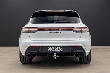 2022 Porsche Macan - Thumbnail