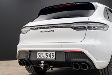 2022 Porsche Macan - Thumbnail