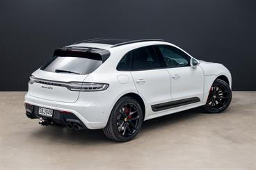 2022 Porsche Macan - Thumbnail