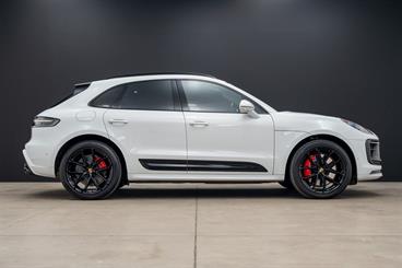 2022 Porsche Macan - Thumbnail