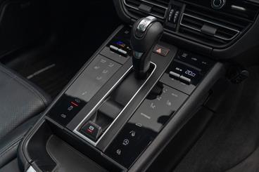 2022 Porsche Macan - Thumbnail