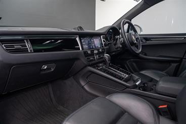 2022 Porsche Macan - Thumbnail