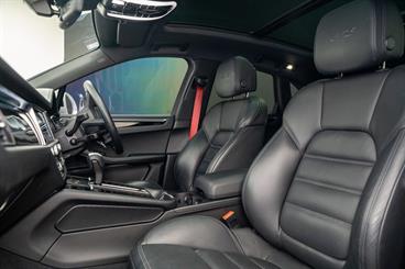 2022 Porsche Macan - Thumbnail