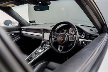 2018 Porsche 911 - Thumbnail