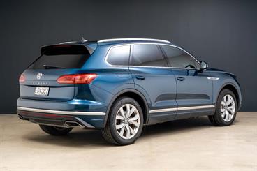 2018 Volkswagen Touareg - Thumbnail