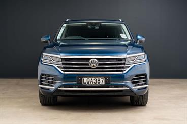 2018 Volkswagen Touareg - Thumbnail