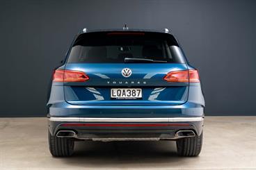 2018 Volkswagen Touareg - Thumbnail