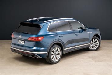 2018 Volkswagen Touareg - Thumbnail