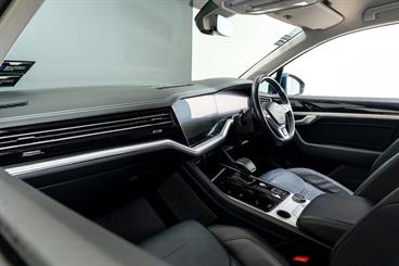 2018 Volkswagen Touareg - Thumbnail