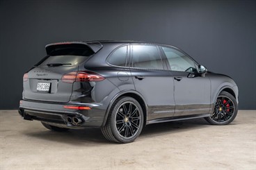 2017 Porsche Cayenne - Thumbnail