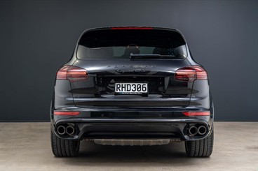 2017 Porsche Cayenne - Thumbnail