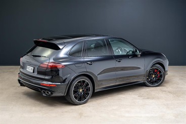 2017 Porsche Cayenne - Thumbnail