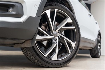 2022 Volvo XC40 - Thumbnail
