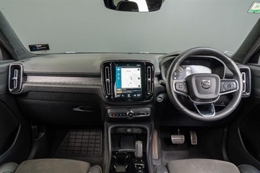 2022 Volvo XC40 - Thumbnail