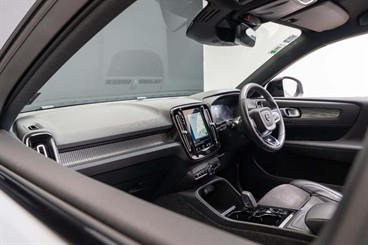 2022 Volvo XC40 - Thumbnail