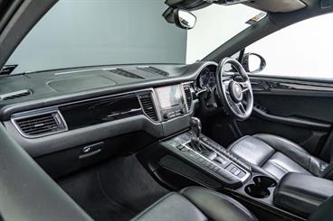 2017 Porsche Macan - Thumbnail